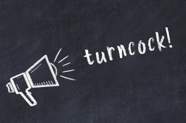 Hoparlörlerin tebeşir çizimi ve siyah masanın üzerine el yazısıyla yazılmış yazması.