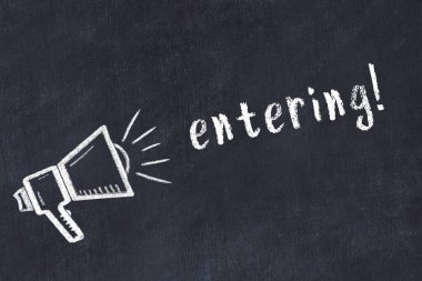 Hoparlör çizimi ve yazı girilen siyah karatahta