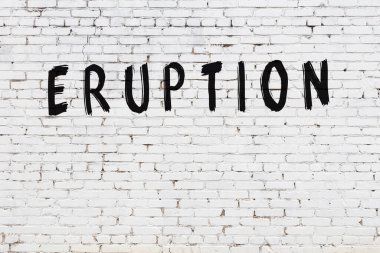 Yazı patlaması beyaz tuğla duvara siyah boya ile yazılmış..