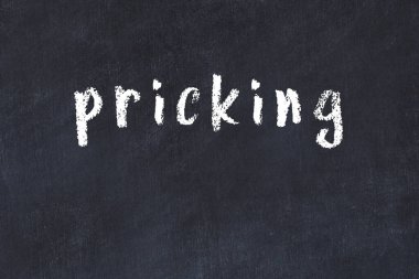 Tebeşir el yazısıyla yazılmış yazı siyah masaya batıyor.