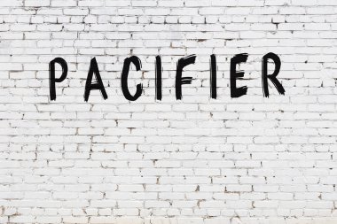 Beyaz tuğla duvara siyah boya ile yazılmış emzik..