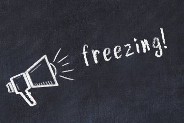 Hoparlör çizimi ve yazıtlar dondurulmuş siyah karatahta