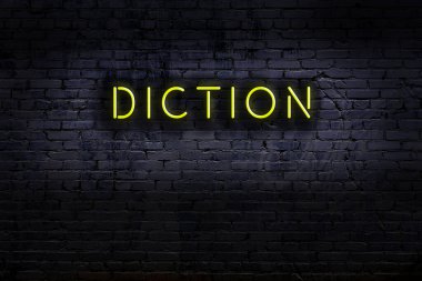 Duvara yazı yazan neon levhası. Gece görünümü