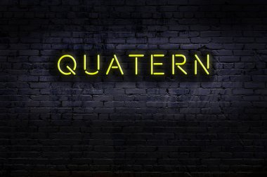 Duvara yazı yazan neon levhası var. Gece görünümü