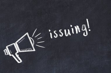 Hoparlörlerin tebeşir çizimi ve siyah masaya basılmış el yazısı.