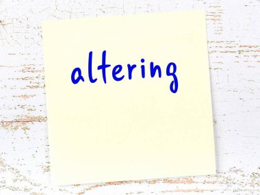 Değişiklik hakkında hatırlatma kavramı. Tahta duvarda üzerinde yazı olan sarı yapışkan kağıt.