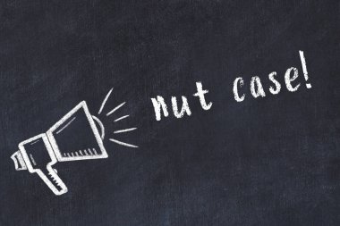 Hoparlörün tebeşir çizimi ve siyah masanın üzerine el yazısıyla yazılmış çatlak yazı.