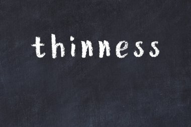 Siyah masadaki tebeşir el yazısı inceliği