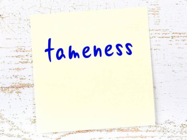 Tahta duvardaki sarı yapışkan notta el yazısıyla yazılmış düzensizlik var.