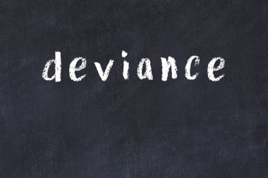 Üzerinde el yazısı sapması olan üniversite yazı tahtası.