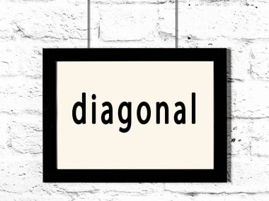 Beyaz tuğla duvarda köşegen yazılı siyah ahşap çerçeve. 