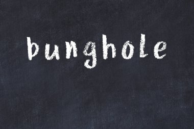 Üzerinde el yazısıyla yazılmış bir kalça deliği olan üniversite yazı tahtası.