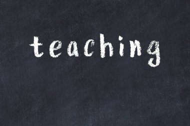 Üzerinde el yazısı olan bir kolej tahtası.