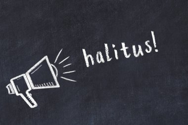 Hoparlör çizimi ve yazı halitus yazılı siyah karatahta