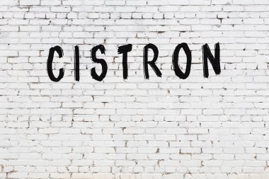 Siyah boyalı el yazısıyla yazılmış beyaz tuğlalı duvar.