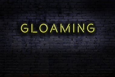 Geceleri duvarda neon levhası var. Yazı parlıyor