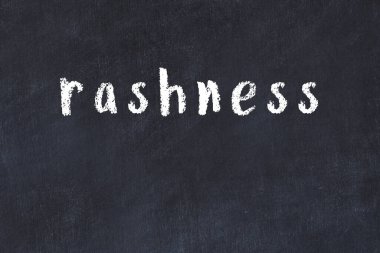 Üzerinde el yazısı acelecilik olan üniversite yazı tahtası.