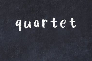 Üzerinde el yazısı olan bir kolej tahtası.