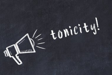 Hoparlör çizimi ve yazı toniği olan siyah karatahta.