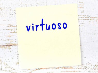 Tahta duvarda el yazısı virtüözü olan sarı yapışkan bir not.