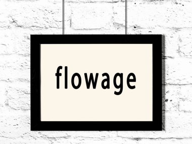 Beyaz tuğla duvara asılı siyah ahşap çerçeve. 