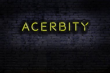 Duvara yazı kazınmış neon levhası. Gece görünümü