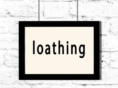 Siyah ahşap çerçeve beyaz tuğla duvarda asılı duran yazıt nefreti 