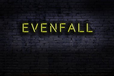 Duvara yazı kazınmış neon levhası. Gece görünümü