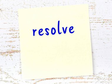 Çözüm hakkında hatırlatma kavramı. Tahta duvarda üzerinde yazı olan sarı yapışkan kağıt.