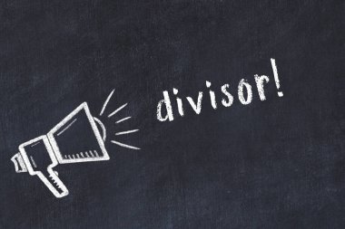 Hoparlörün tebeşir çizimi ve siyah masanın üzerine el yazısıyla yazılmış yazması bölme.