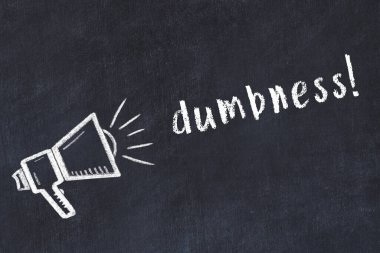 Hoparlör çizimi ve yazı budalalığı olan siyah karatahta.