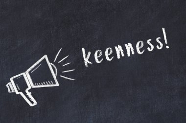 Hoparlörün tebeşir çizimi ve siyah masanın üzerine el yazısıyla yazılmış yazı keskinliği