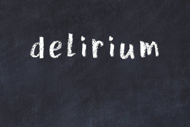 Üzerinde el yazısı sayıklama olan üniversite yazı tahtası.