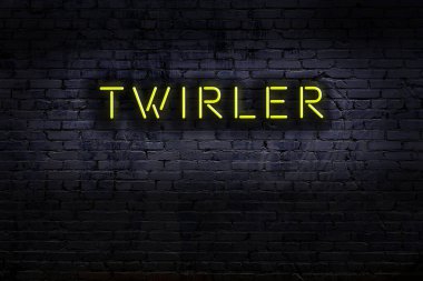 Geceleri duvarda neon levhası var. Yazı çevirici