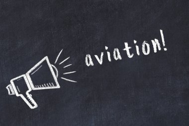 Hoparlörün tebeşir çizimi ve siyah masanın üzerine el yazısıyla yazılmış yazı havacılığı