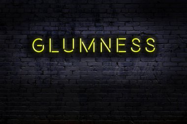 Geceleri duvarda neon levhası var. Yazı parlaklığı