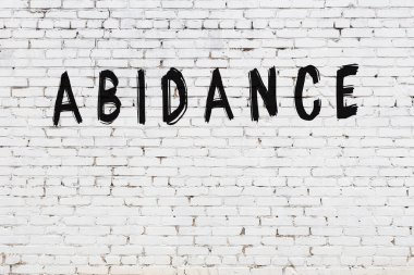 Yazıtlar beyaz tuğla duvara siyah boya ile yazılmış..