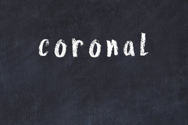 Üzerinde el yazısıyla yazması koronal olan kolej tahtası.