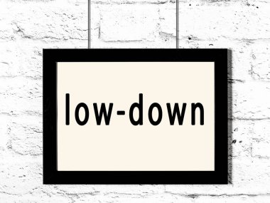 Beyaz tuğla duvara asılmış siyah ahşap çerçeve. 