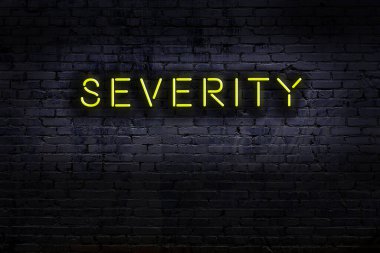 Geceleri duvarda neon levhası var. Yazı şiddeti