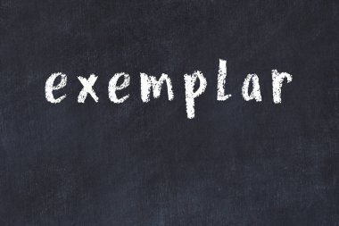 Üzerinde el yazısı olan bir kolej tahtası.