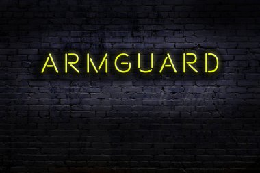 Geceleri duvarda neon levhası var. Kol koruması.