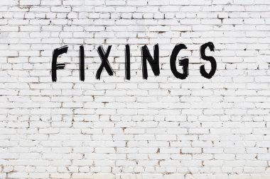 Siyah boyayla el yazısıyla yazılmış yazı tamiri olan beyaz tuğla duvar.