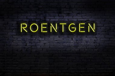 Geceleri duvarda neon levhası var. Yazıt roentgen