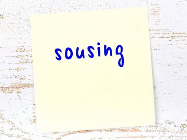 Çorbayı hatırlatma kavramı. Tahta duvarda üzerinde yazı olan sarı yapışkan kağıt.