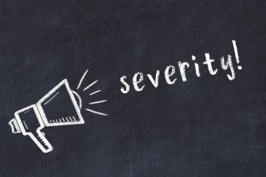 Hoparlör çizimi ve yazı şiddeti olan siyah karatahta