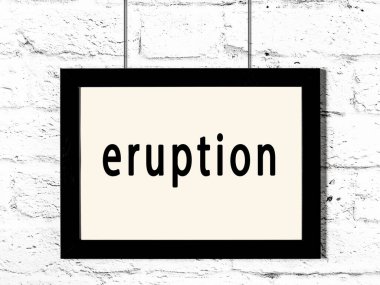 Beyaz tuğla duvara asılı siyah ahşap çerçeve. 