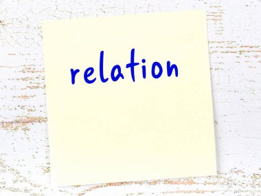 İlişki hakkında hatırlatma kavramı. Tahta duvarda üzerinde yazı olan sarı yapışkan kağıt.