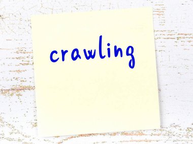 Emeklemeyi hatırlatma anlayışı. Tahta duvarda üzerinde yazı olan sarı yapışkan kağıt.