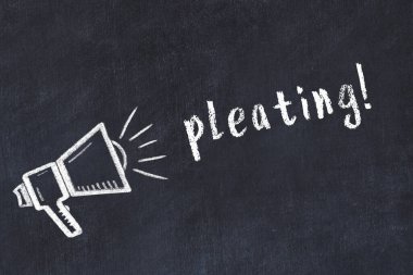 Hoparlör çizimli siyah karatahta ve kabartmalı yazı